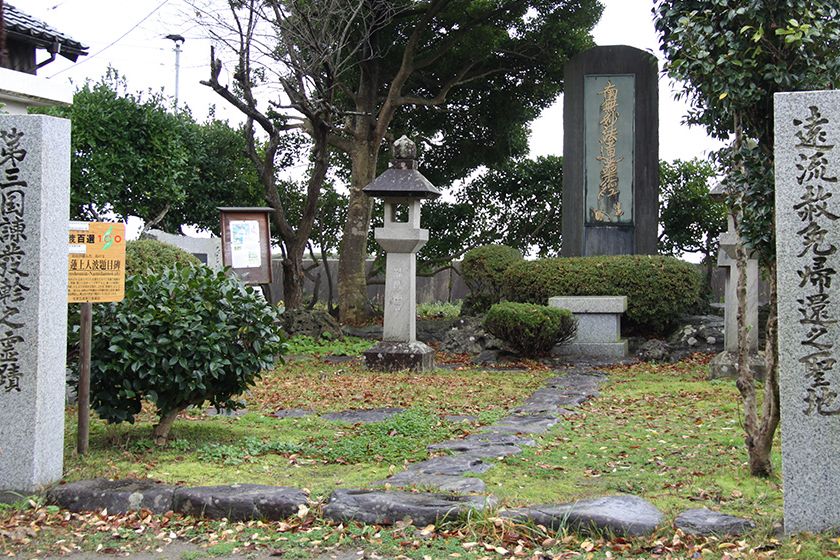 日蓮聖人波題目碑