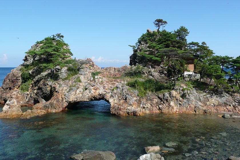 中央部に空洞のある奇岩です。