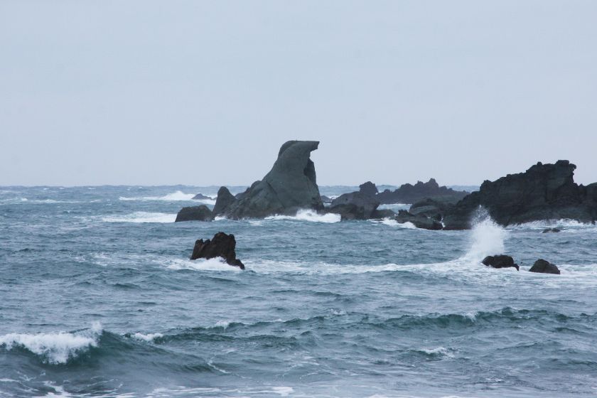 イザナギとイザナミが乗った舟と伝わる「帆かけ岩」。