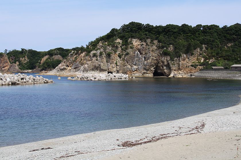 透明度に優れた人気の海水浴場。