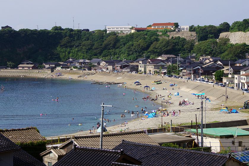 海水浴シーズンには静かな入江にパラソルの花が咲きます。