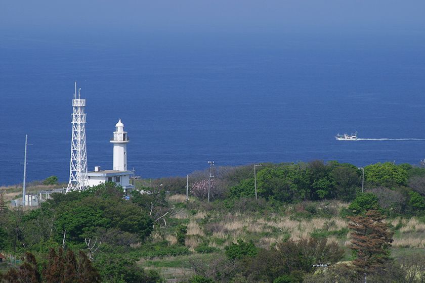 鷲崎地区の雄大な海に向かって建っています。