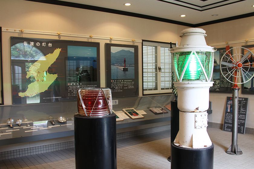 姫崎燈台館には、灯台の写真や回転灯器など様々な資料が展示されています。