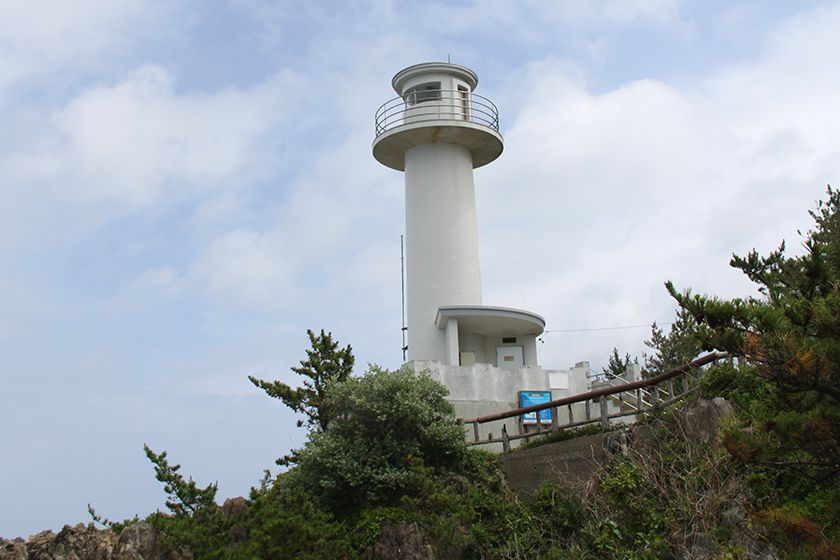 佐渡を代表する景勝地・尖閣湾に建つ灯台です。