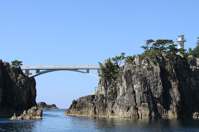 映画『君の名は』で知られる“まちこ橋”（遊仙橋）のたもとに建っています。