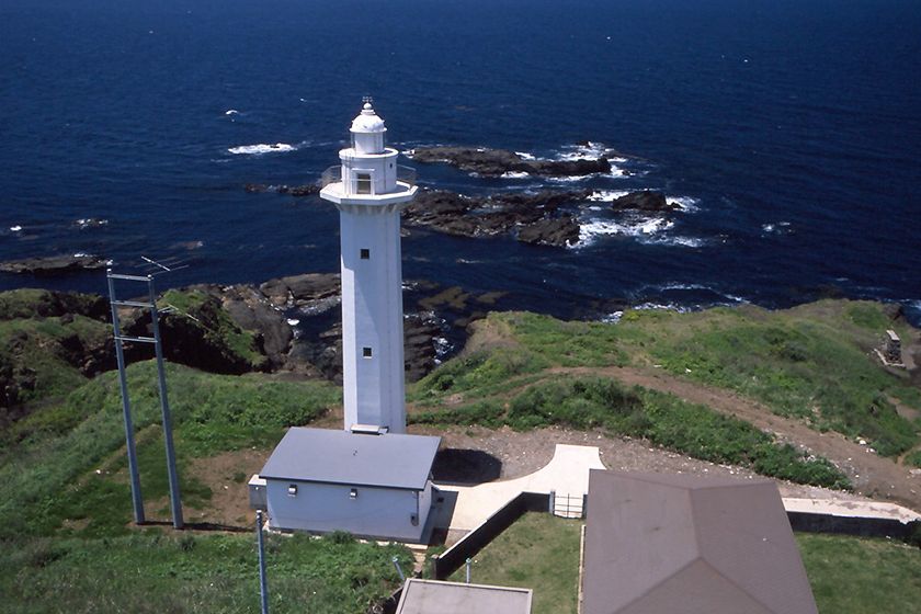 小木半島の突端、沢崎鼻に建ちます。