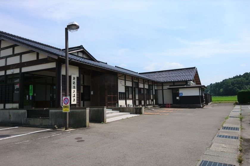 県道から牛尾神社脇の川沿いを進みます。