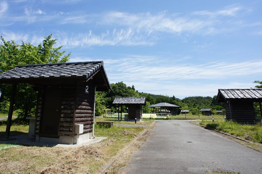 サイトごとに、洗い場・電源コンセント・洋式トイレが設営されています。