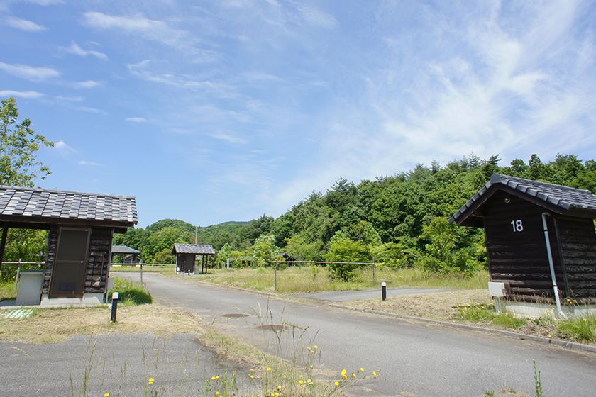 ダム湖に近い山の中腹に位置します。