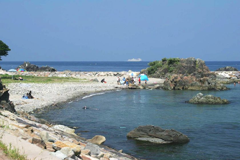 磯遊びも楽しめる海水浴場です。