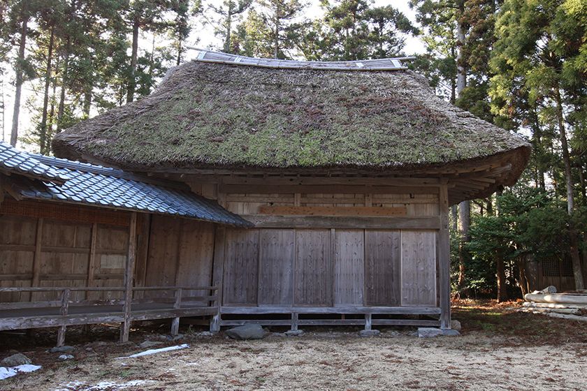 社叢に守られるように建つ能舞台