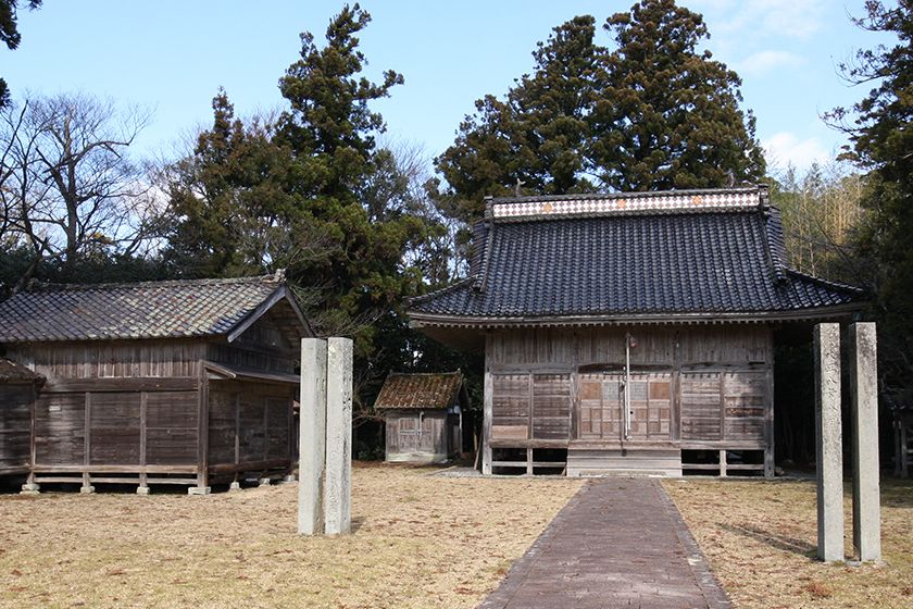 社殿と能舞台