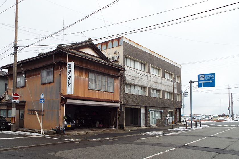 両津郵便局方面からの外観