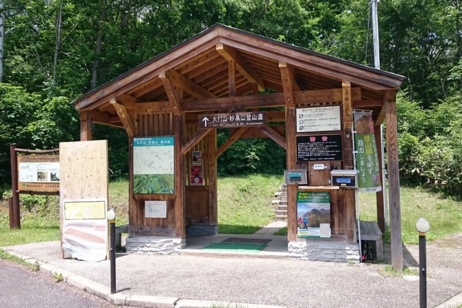 登山口入口　（最寄りのバス停留所：笹ヶ峰停留所）