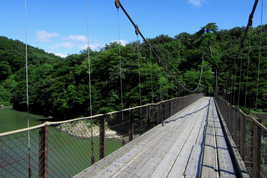 吊り橋を渡っていく温泉