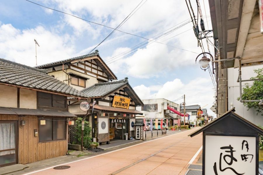 風景を楽しみながら温泉街を歩く