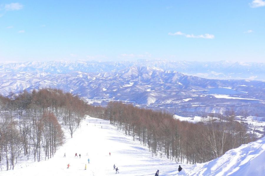 正面には北信濃の山々が見渡せます。