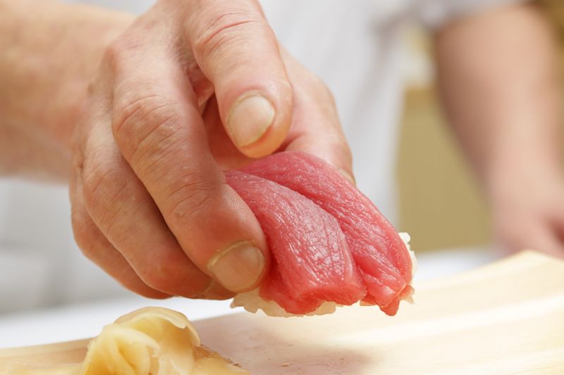 本場の寿司職人のにぎりは絶品です。