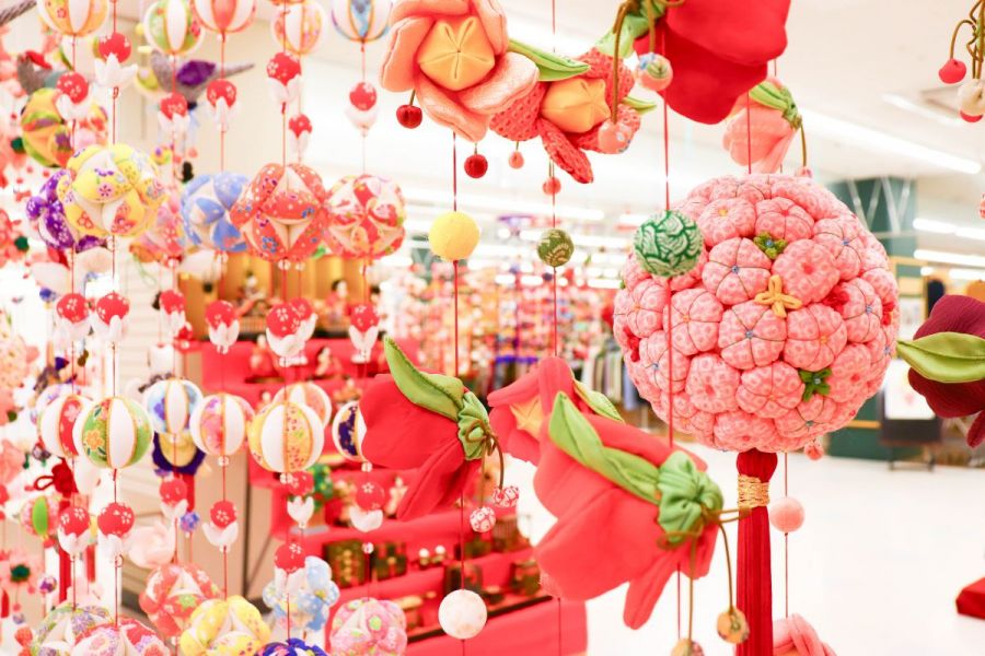 縁起物「桃の花」…瑞々しい果実や花の艶やかさは、女の子の象徴でもあり「桃の花の様に可愛く育つように」との願いもあります。