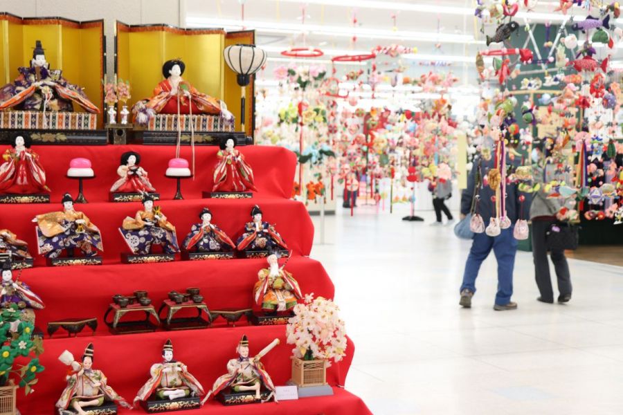 館内には約300本のつり飾りが展示。様々な縁起物を見る事ができます。