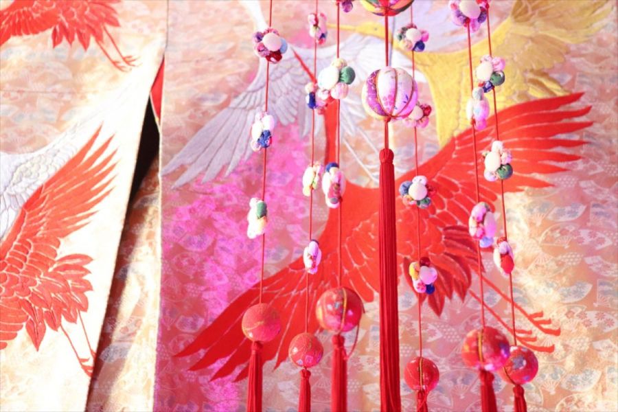 ライトアップされてフォトジェニックな撮影コーナー…新登場！今年はブラックライトでつり飾りや藤の花を照らします！お楽しみください。