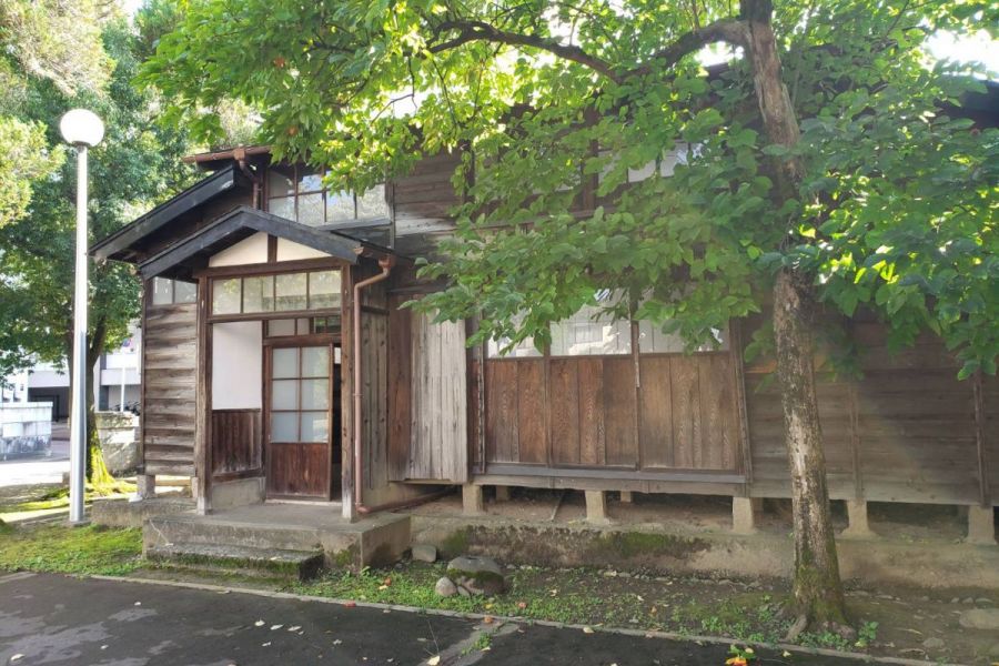 緑豊かな公園に建つ