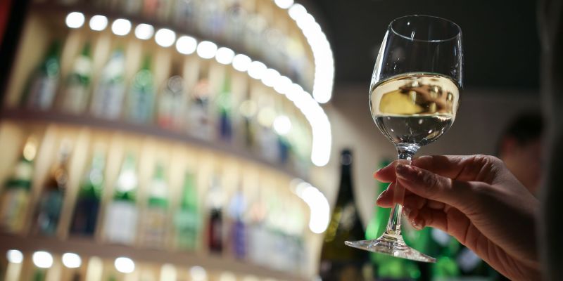 華やかな香りの日本酒には、ワイングラスも似合います。