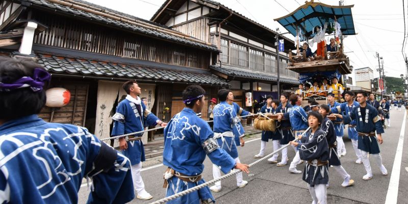 伝統産業である彫刻や漆塗りを施した絢爛豪華なシャギリ屋台が市の中心部を巡る
