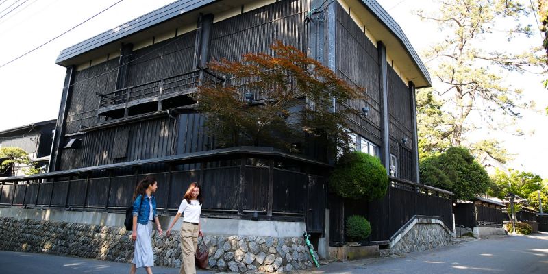 黒塀が並び、風情感じる小路