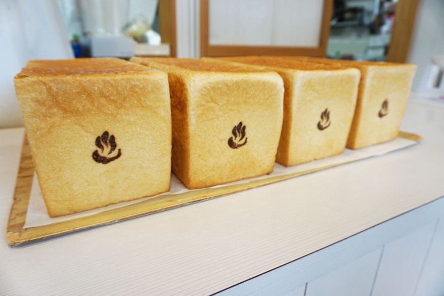 こんな所にこんな素敵なお店が？日本で唯一の温泉水を使ったもちもちパン屋と可愛い牛に会えるジェラート屋へ／阿賀野市