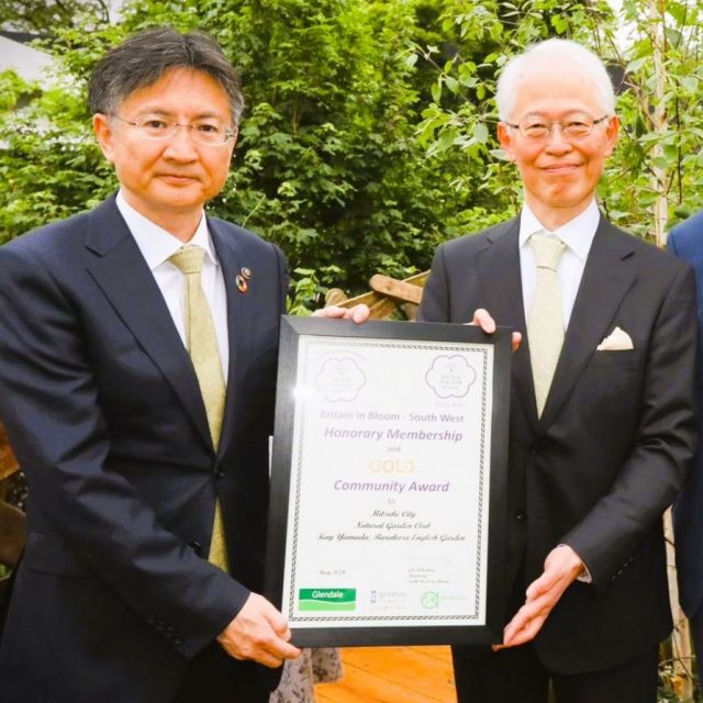 「みつけイングリッシュガーデン」を運営する見附市、市民ボランティア団体「ナチュラルガーデンクラブ」、監修者で英国園芸研究の第一人者のケイ山田氏が、英国最大の園芸競技会「ブリテンインブルーム」で、英国外で初となる「ゴールドコミュニティ賞」を受賞しました！