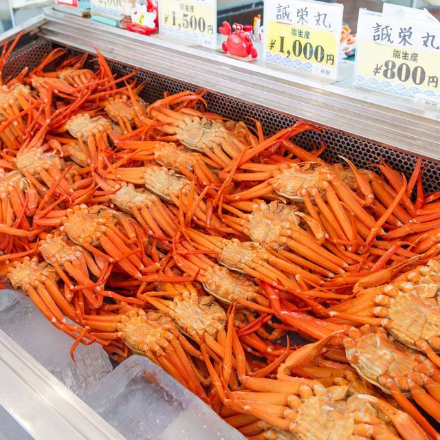 新鮮なカニが並びます