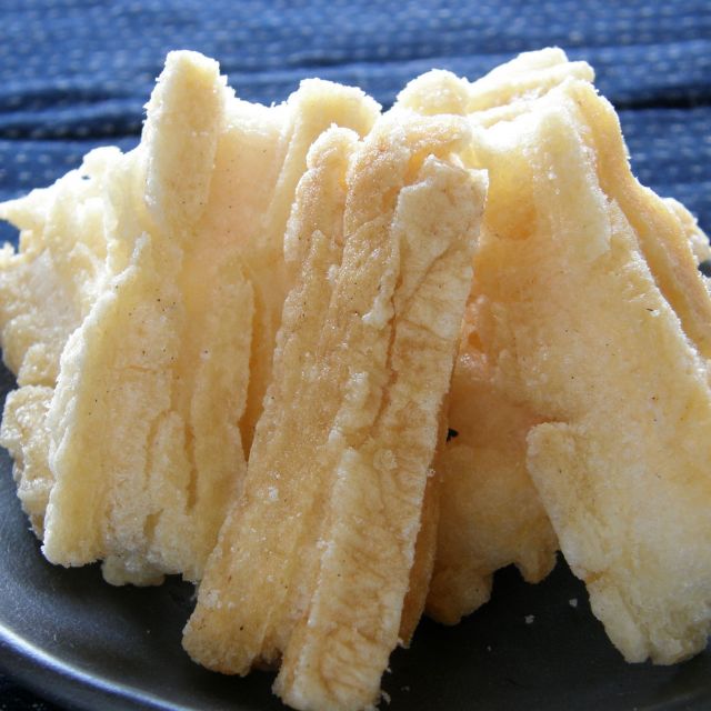 冬に干した餅を揚げています