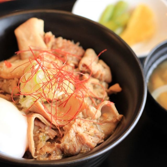 もつ煮丼