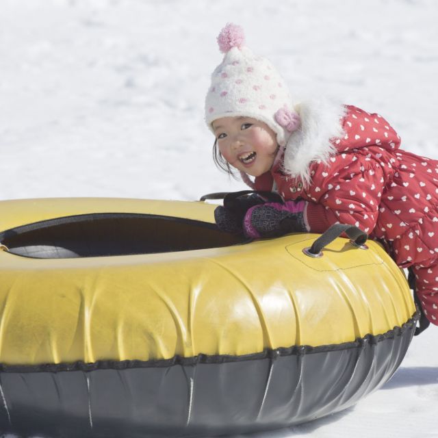 チュービングやそりで雪遊びを体験！