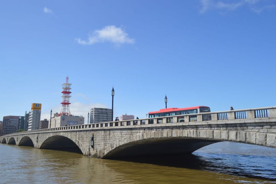 新潟市のシンボル萬代橋とかつての鉄道跡を歩いて、食べる／新潟市