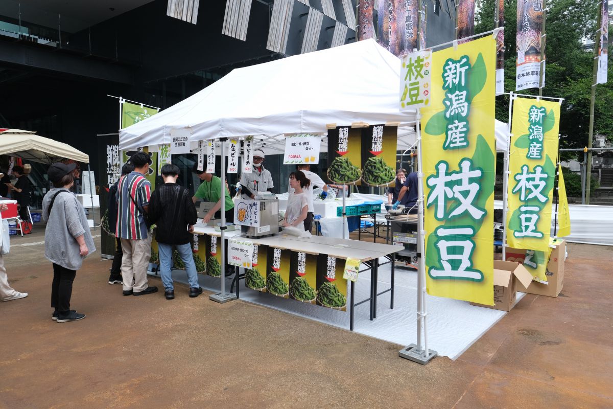 長岡で世界一が決まる！？「世界えだまめ早食い選手権」のイベント会場に潜入！選手たちの熱気を浴びながら、マルシェで美味しい枝豆グルメを堪能／長岡市