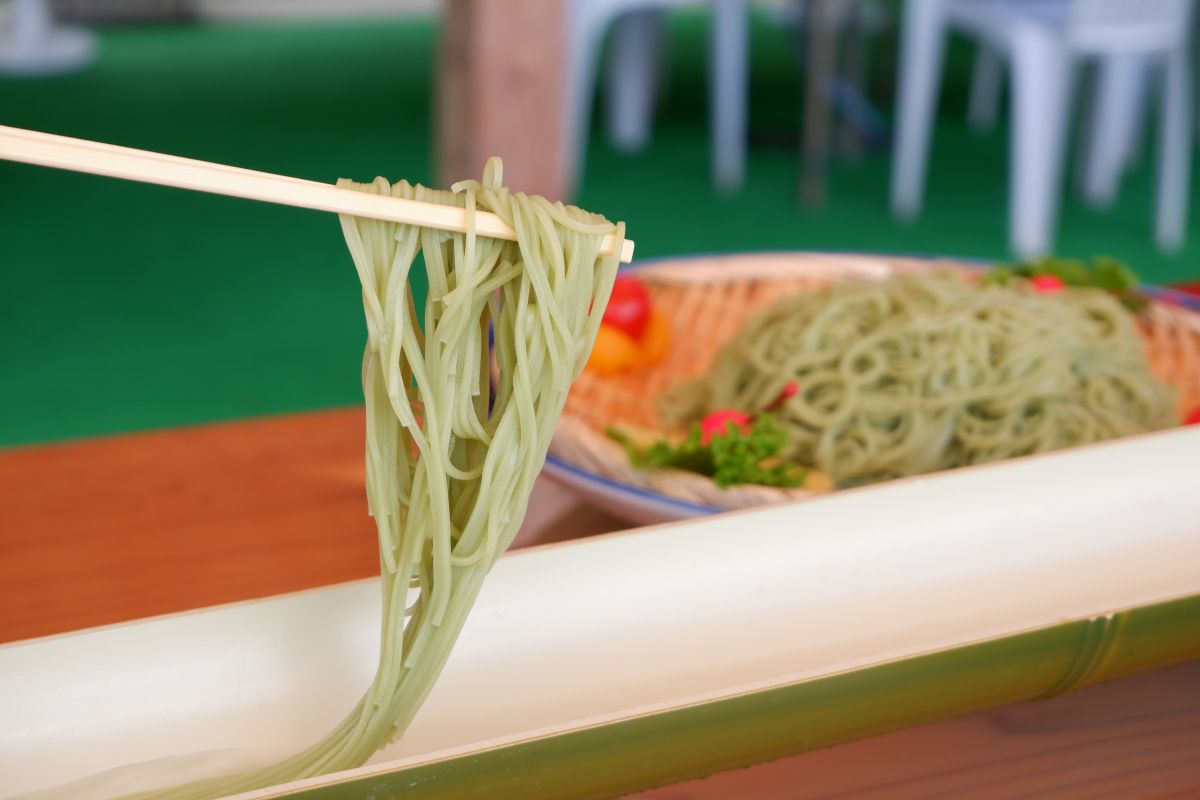 夏はまるや君が代の名水で流しそうめんを／長岡市