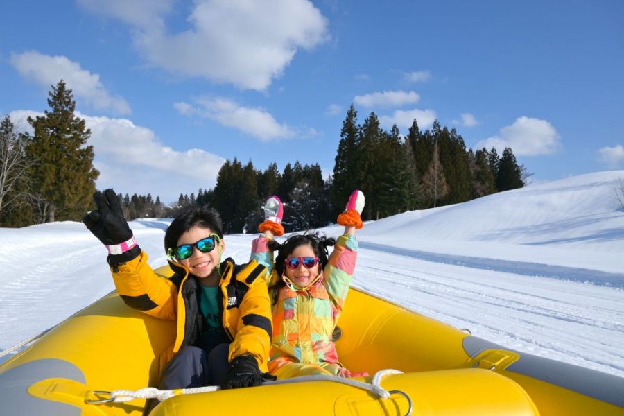 子どもと行きたい雪遊びスポット！　リゾートホテル「ベルナティオ」直結の絶景スノーランドへ／十日町市