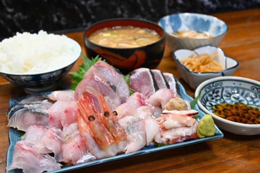 えっ、このボリュームで1,000円以下?!　コスパ最強海鮮ランチの裏側に迫る「めし飲み処 福ちゃん」／新潟市