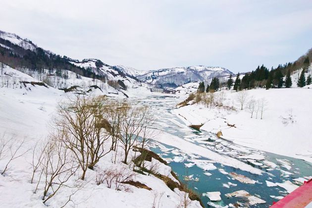 まるで流氷！？魚沼で「雪流れ」が始まりました。／魚沼市