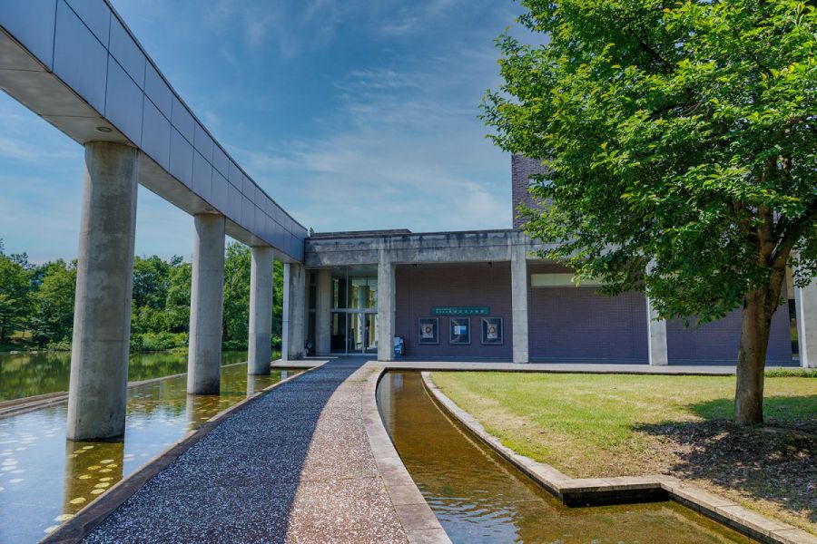 八海山を望む池田記念美術館でアート、文学、スポーツにふれる／南魚沼市