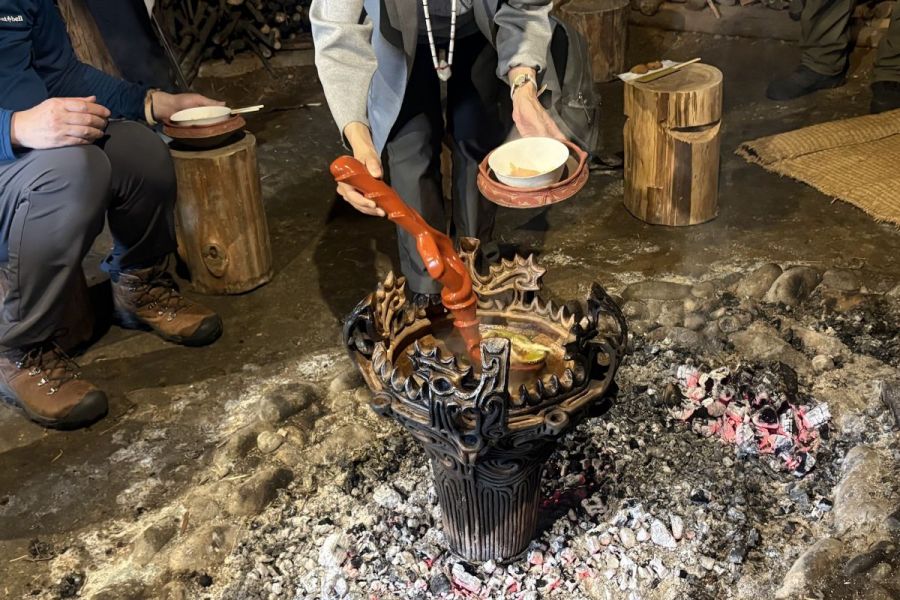 火焔型土器でグツグツ...⁈竪穴住居で土器鍋を囲む昼下がり　十日町縄文ツアーズの日帰りツアーで縄文文化体験！／十日町市