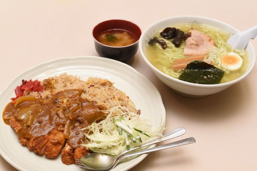 山塩ラーメン＆ピネライスが二枚看板！絶景の紅葉を望む「八木茶屋」／三条市