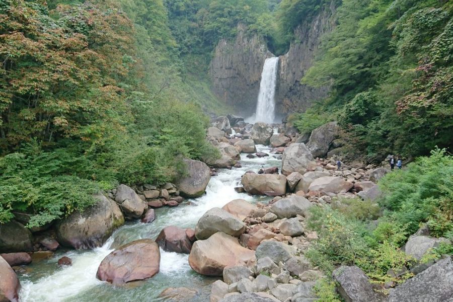 妙高をぶらぶら 迫力満点「苗名滝」と日本百名山妙高山を写す「いもり池」