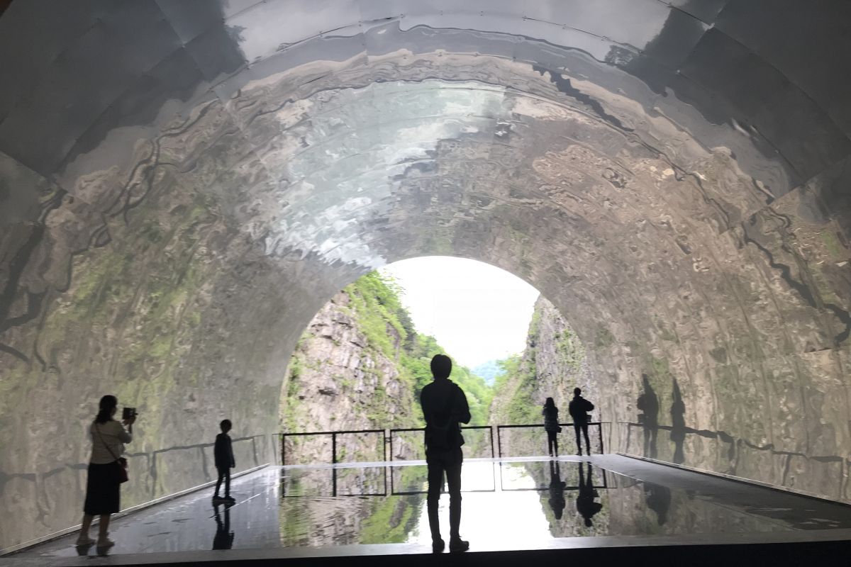 雄大な渓谷と芸術の世界に入る「清津峡渓谷トンネル」／十日町市