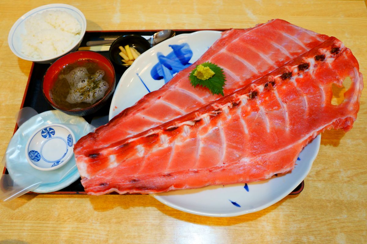 ピア万代にある港食堂の激レアな「まぐろの中落ち定食」を並んで食べてみた!／新潟市