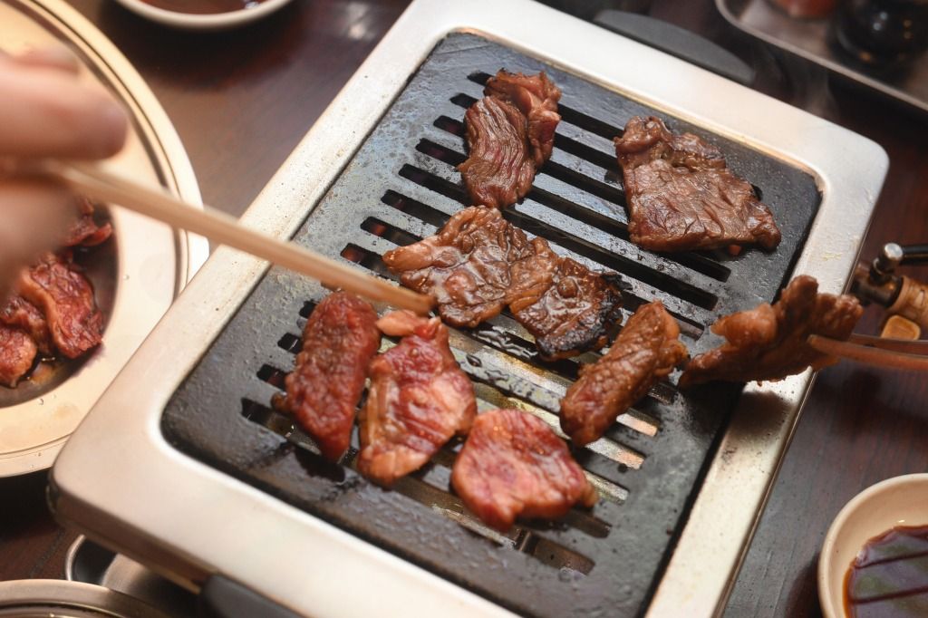 焼肉の聖地「さんきらく」で煙に包まれる。カルビジャンボが激安で庶民の味方！／三条市