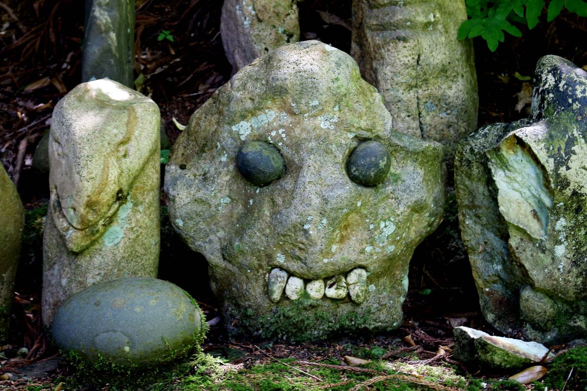 不気味な人面石が待ち受ける「立石山神社」に挑む／阿賀野市