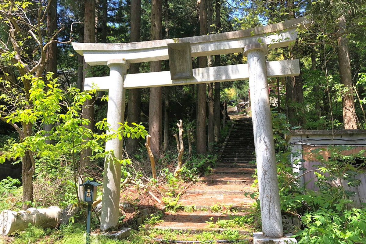 暗闇の向こう側に確かに存在していた！「世界一神社」へ行ってきました／三条市